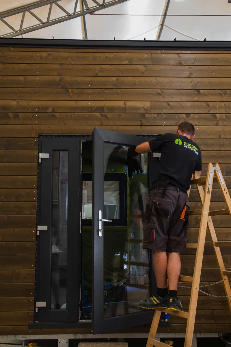 Aurora-Mitarbeiter beim Einbau an der Hausfassade in der Werkhalle