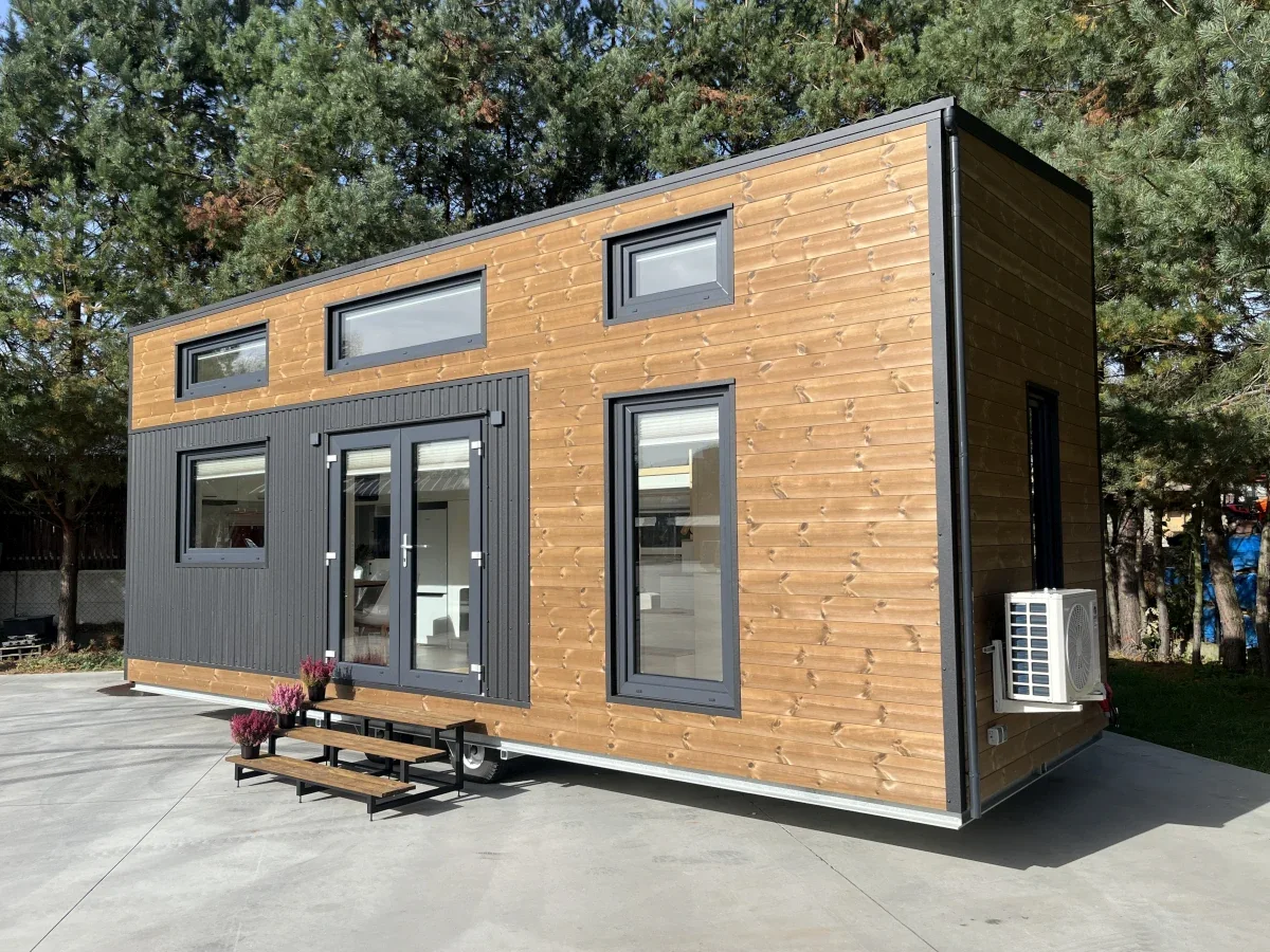 Fertiggestelltes Aurora-Referenzhaus vor dem Transport, anderes Modell als Evergreen