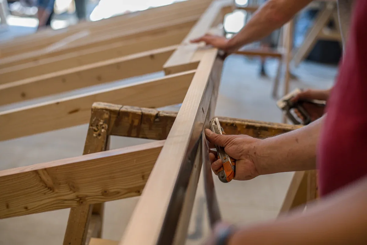 Arbeit an der Holzrahmenkonstruktion eines Aurora-Hauses
