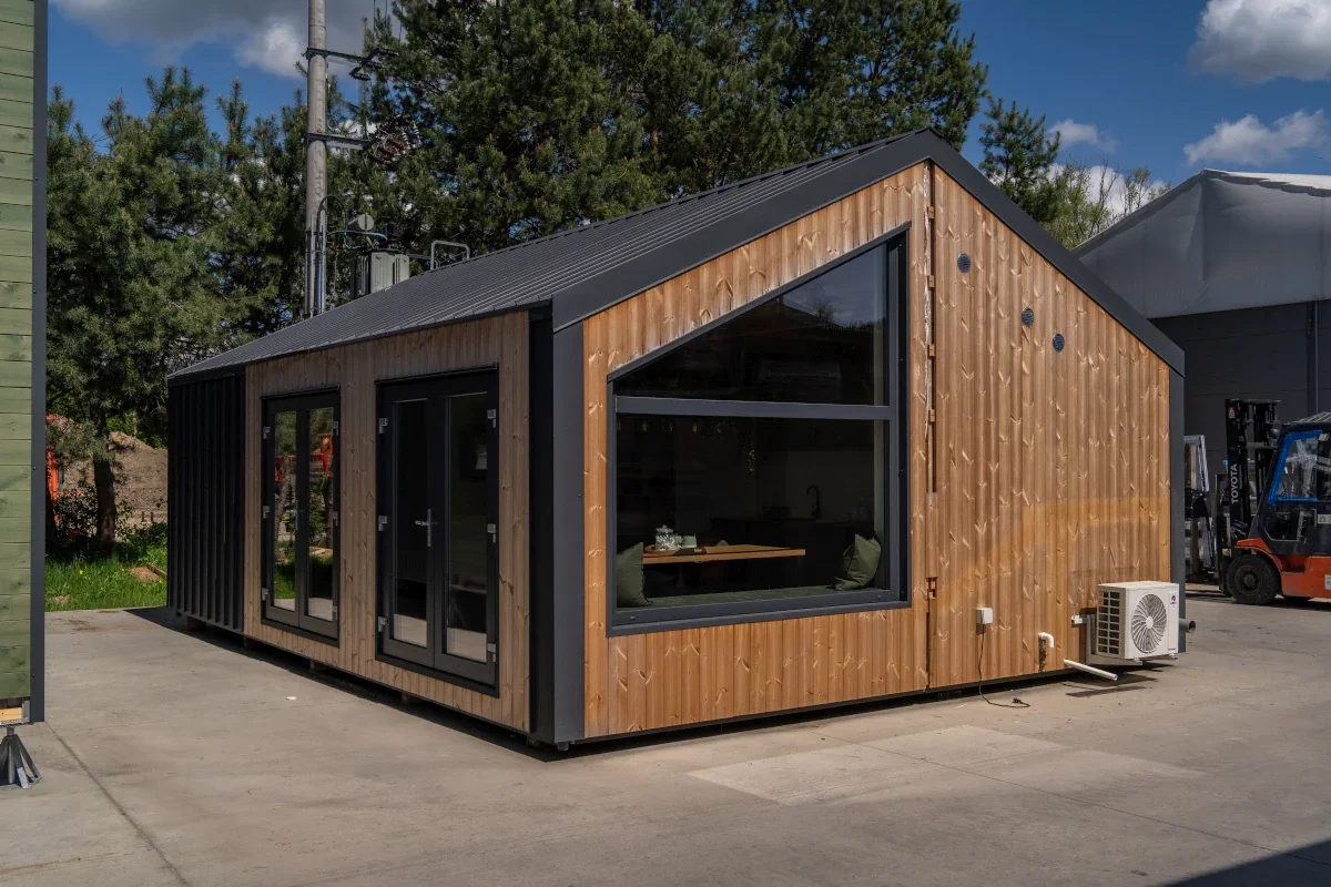 Aurora-Referenzhaus mit Holzfassade und großen Fenstern, anderes Modell als Evergreen