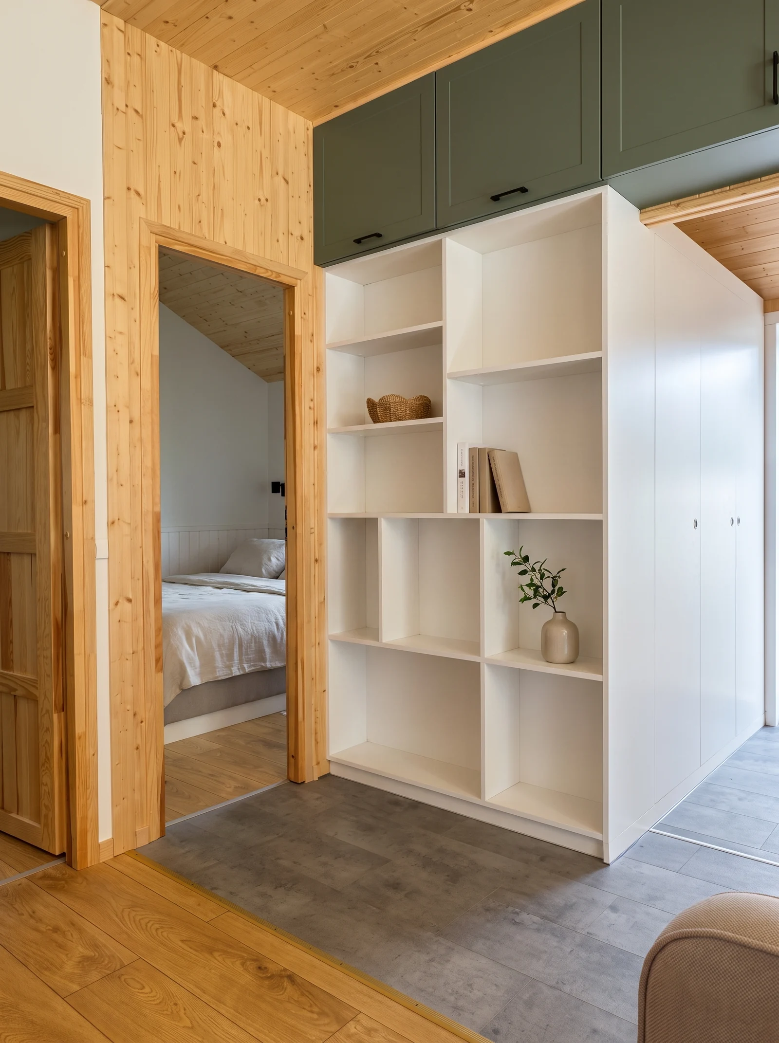 Einbauschrank und Regal im Durchgang zum Schlafbereich des Evergreen