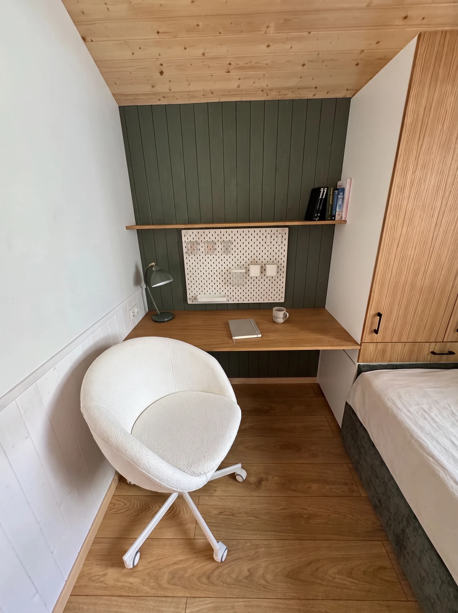 Eingebauter Arbeitsplatz mit Schreibtisch und Holzschrank im Evergreen