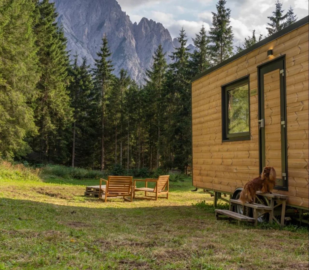 Originalaufnahme zum Beitrag: Warum viele kurze Auszeiten besser sind als ein langer Urlaub - und wie ein Tiny House auf dem Campingplatz zum perfekten Wochenendparadies wird