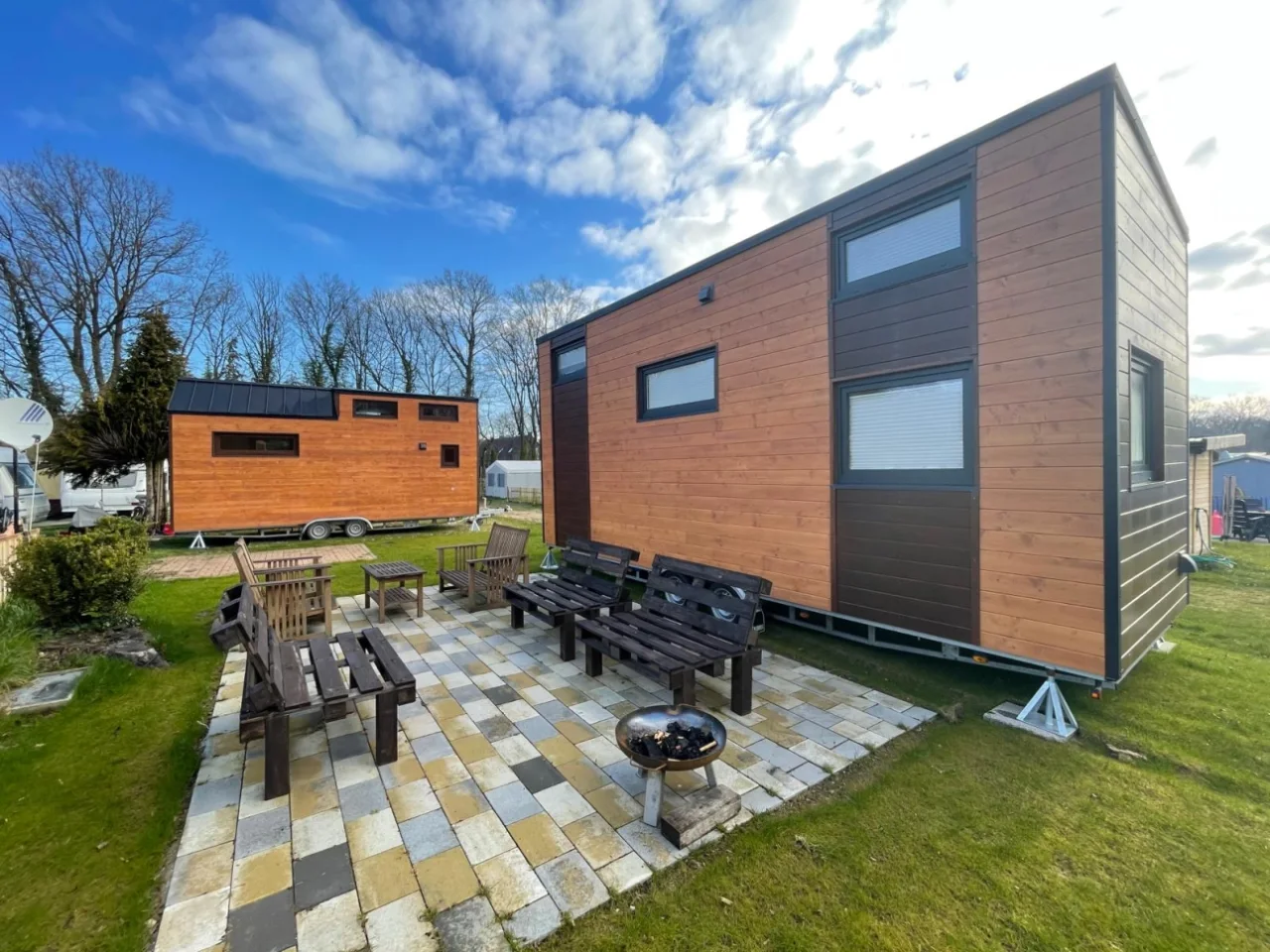 Originalaufnahme zum Beitrag: Workation im Tiny House: Warum Remote Work im Mini-Haus der neue europäische Lifestyle-Trend ist