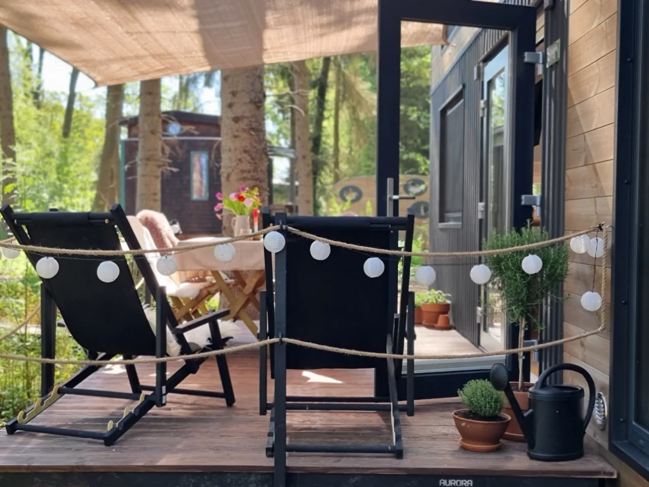 Sitzplätze auf einer überdachten Terrasse am Wald