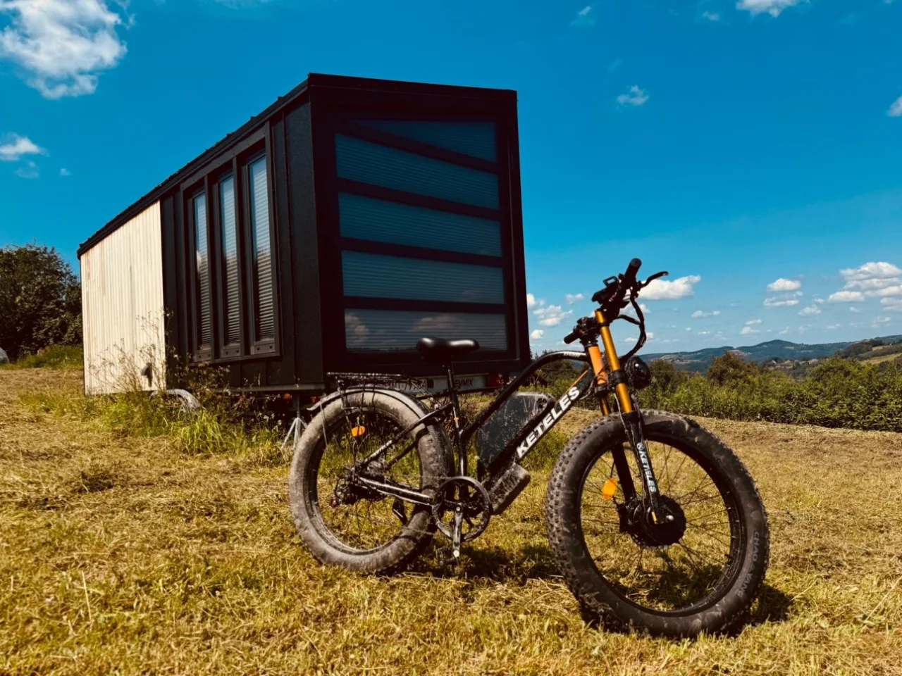 Mountainbike vor einem kleinen Haus in den Bergen