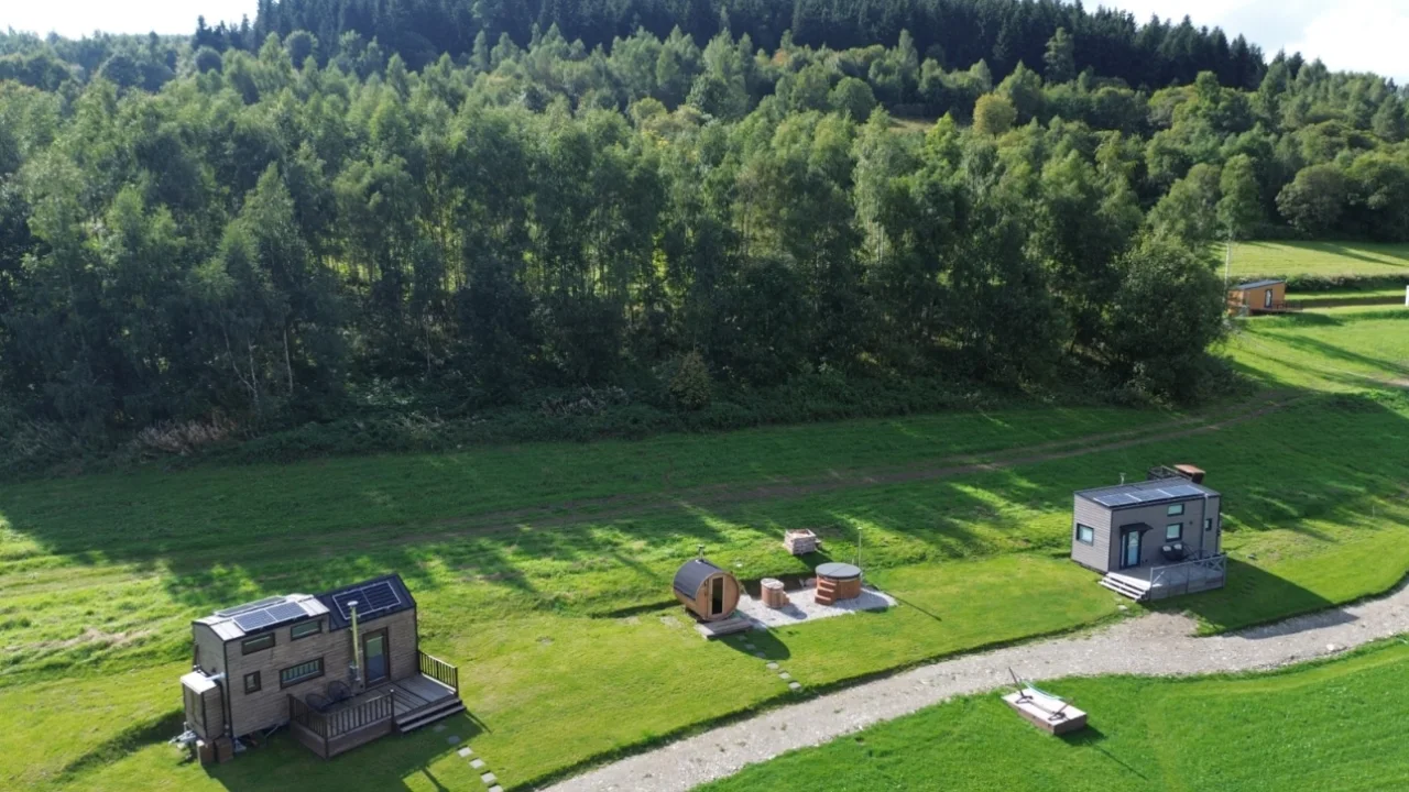 Originalaufnahme zum Beitrag: Warum viele kurze Auszeiten besser sind als ein langer Urlaub - und wie ein Tiny House auf dem Campingplatz zum perfekten Wochenendparadies wird