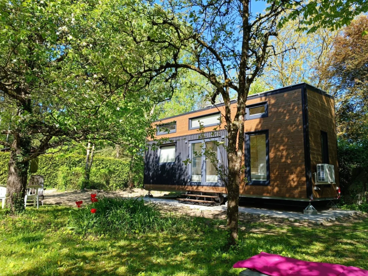 Originalaufnahme zum Beitrag: Warum viele kurze Auszeiten besser sind als ein langer Urlaub - und wie ein Tiny House auf dem Campingplatz zum perfekten Wochenendparadies wird